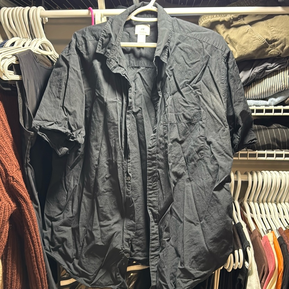 H&M men’s short sleeve black dress shirt // Size XL